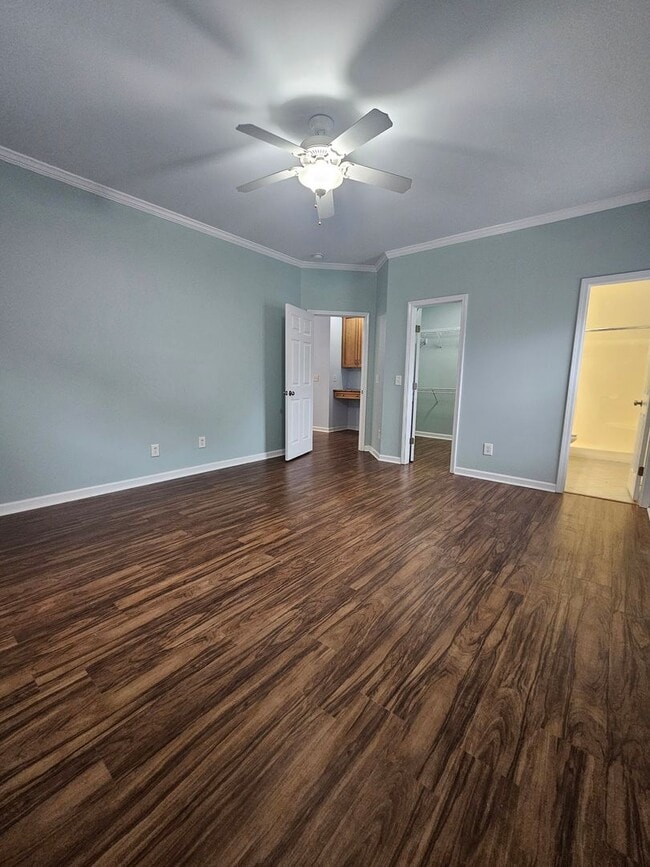 Building Photo - Spacious 4 Bedroom Home in Hampstead