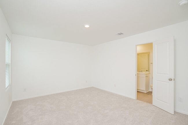 Building Photo - 319 Bush Mdw Ln