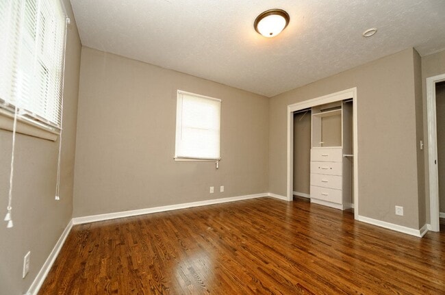 Building Photo - 4 Bedroom / 2 Bath Home Available Now!