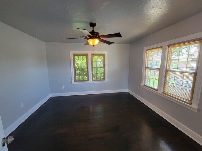 Building Photo - Super cute 2 bedroom duplex in Plaza!