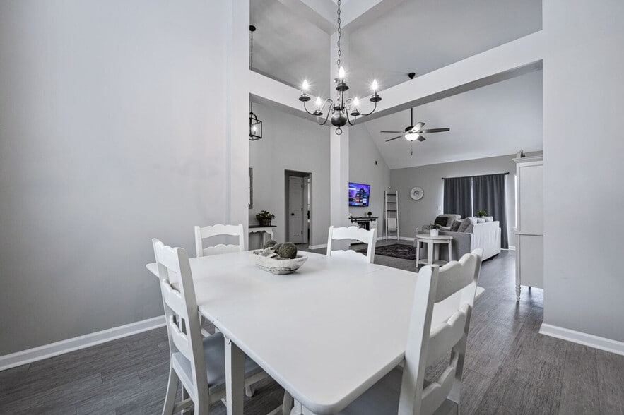 Building Photo - 11 Cobblestone Dr NW