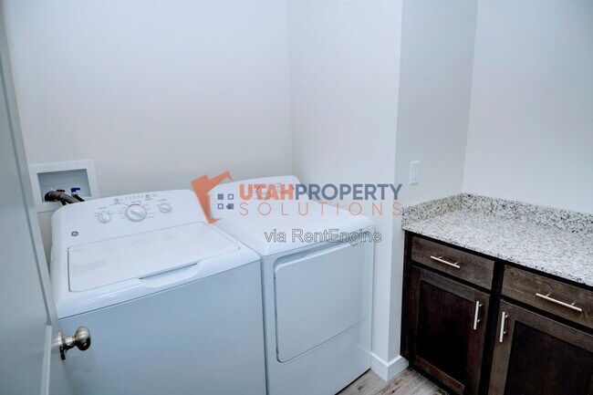 Building Photo - 1043 W 400 S