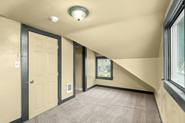 Building Photo - 121 N D St