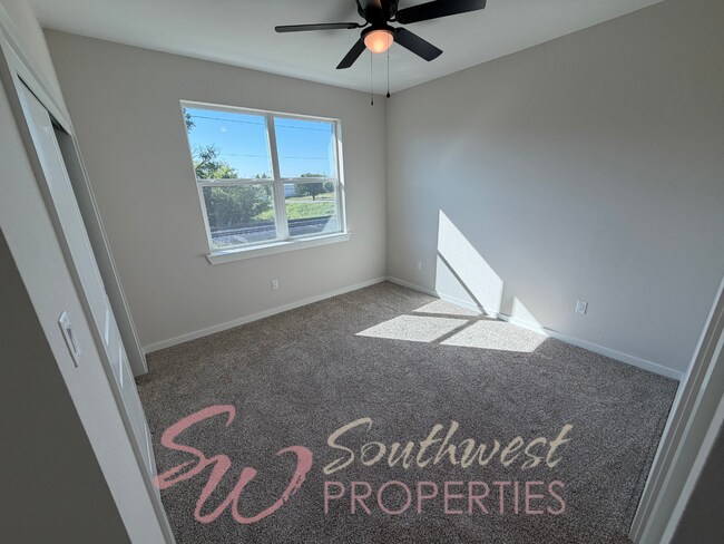 Building Photo - FOUR bedroom townhouse. Off campus living with easy, close to campus style!