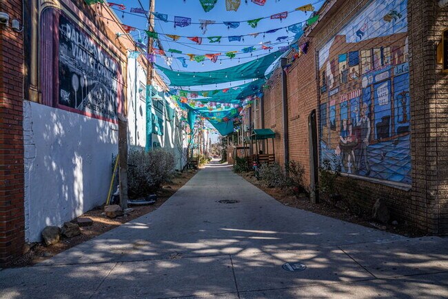 Building Photo - 600 Melba St