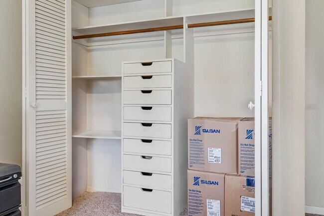 Building Photo - Charming 3-bdrm/2-bath Mid-Century ranch—A...