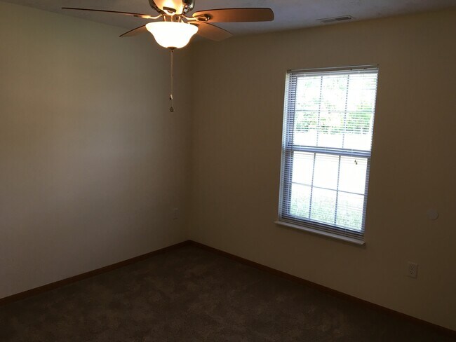 Building Photo - Laurel Creek Apts, 2225/2227 Shamrock Ln