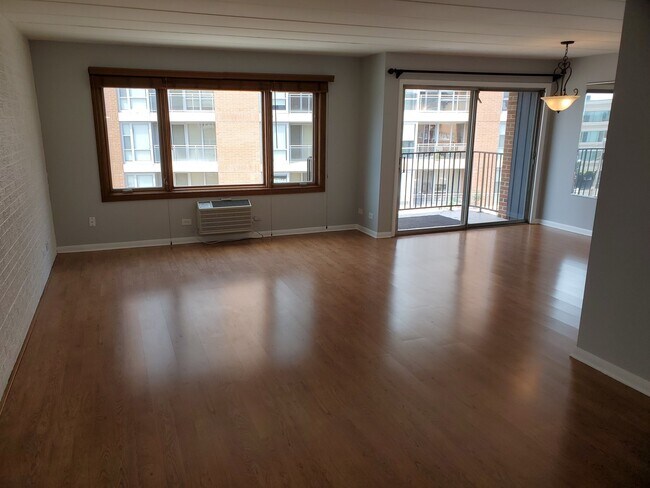 Building Photo - 659 S River Rd