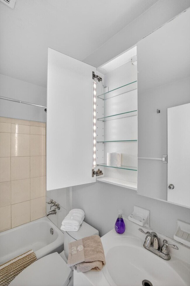 Building Photo - 4051 NE 13th Ave