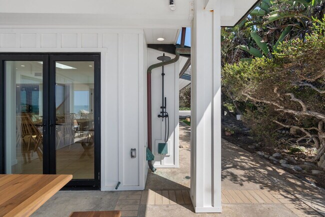 Building Photo - 2988 Solimar Beach Dr