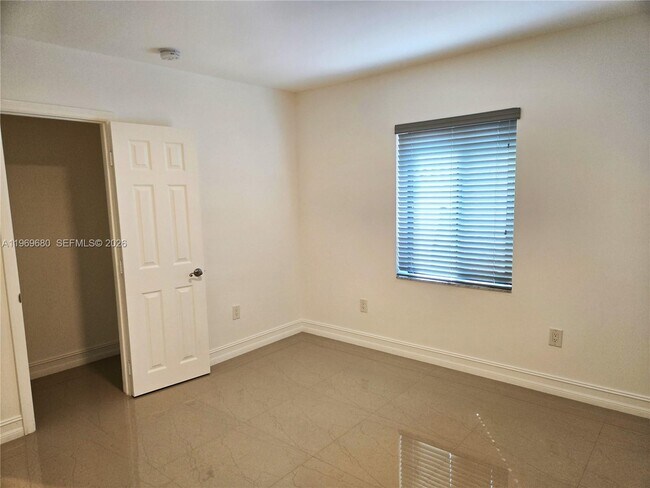 Building Photo - 323 SW 31st Ct