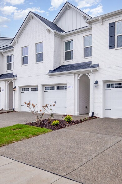 Building Photo - 605 Club View Way