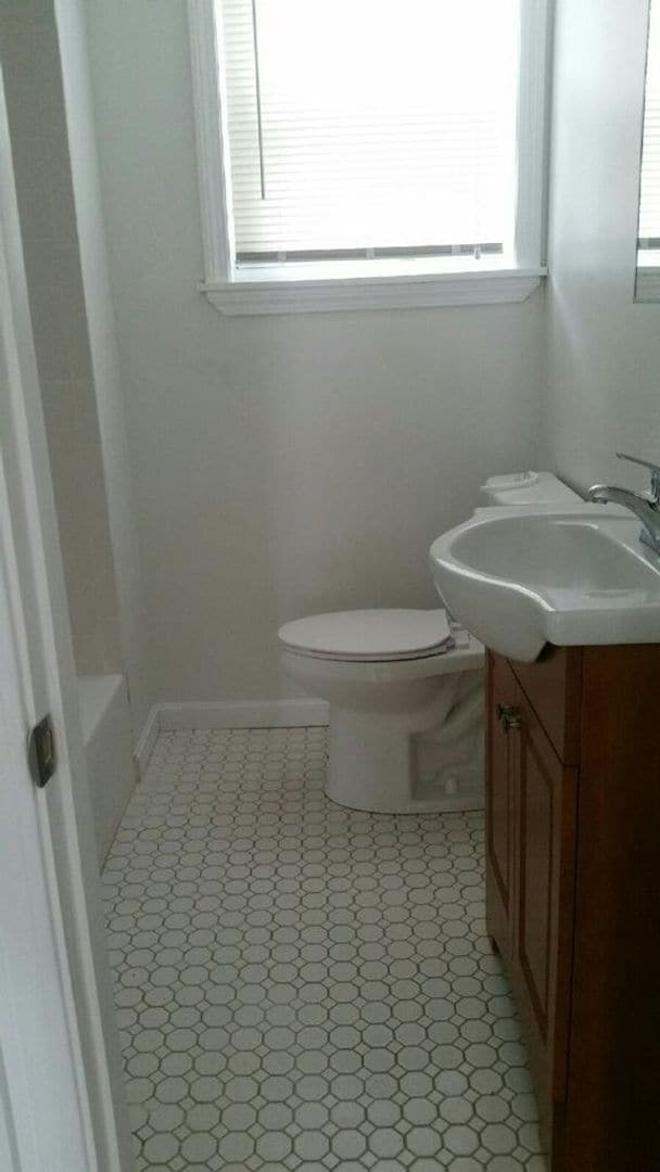 Building Photo - Providence/Smith Hill – Two bed First Floo...