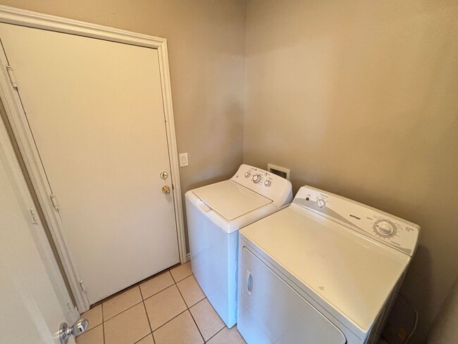 Building Photo - Spacious 4BED/3BATH Home Located in North Las Vegas Enjoy Rent-Free Holidays!