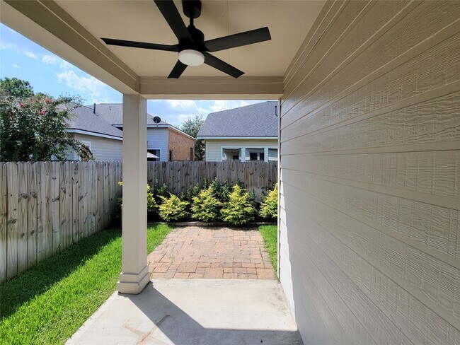 Building Photo - 5311 Timber Ct Hollow