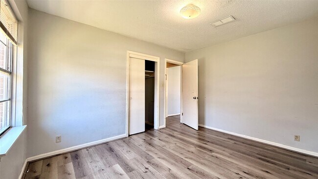 Building Photo - 10502 Ambursen St