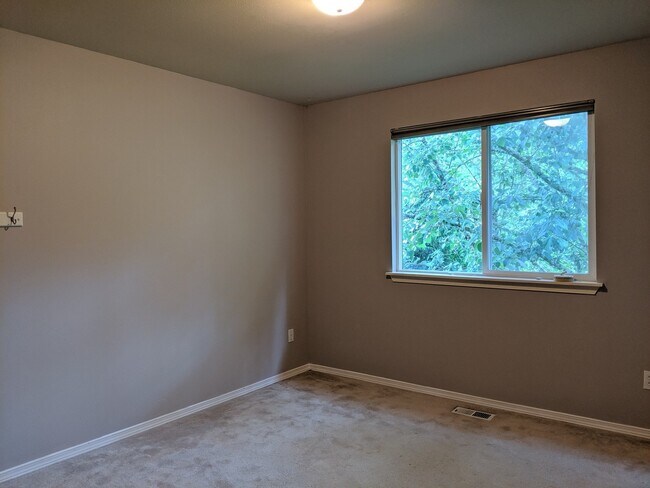 Building Photo - Stunning 2 Story 4 Bed 2.5 Bath Home in Re...