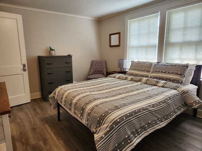 Building Photo - Cozy Apartment located near UAMS!
