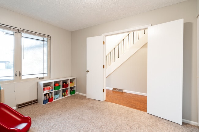 Building Photo - 67 Groton Dr