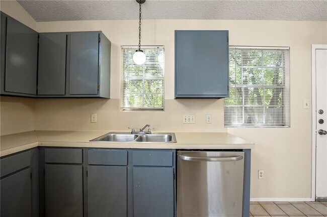 Building Photo - 8807 Pineridge Dr
