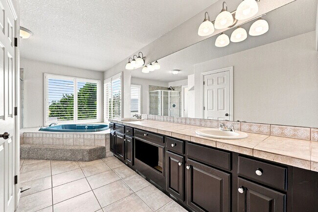 Building Photo - $3,040.95, 6 bed, 4 bath located in Colorado Springs