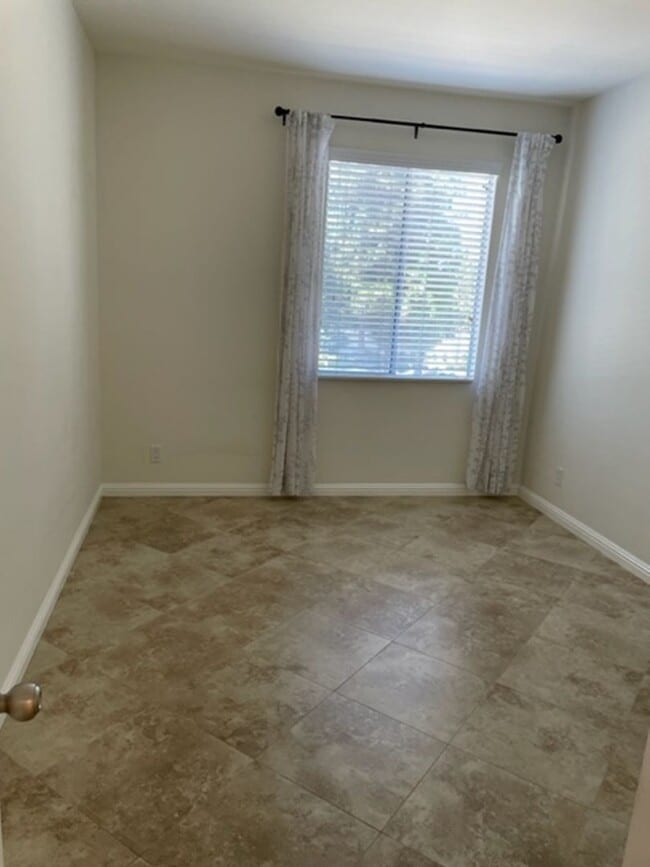 Building Photo - 2 Bedroom in Beautiful Tustin Golf Community