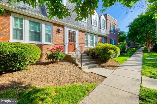 Building Photo - 1900 Key Blvd