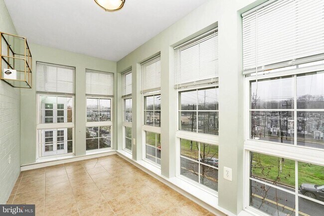 Building Photo - 4079 S Four Mile Run Dr