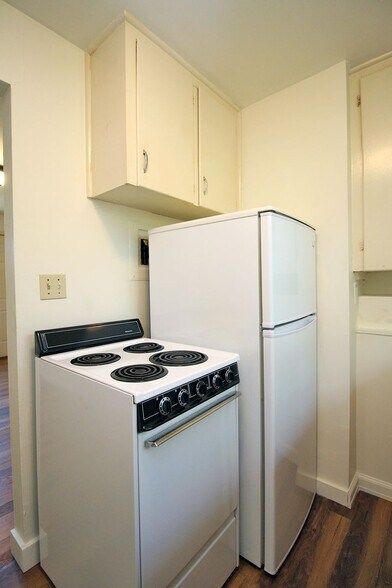 Building Photo - 6923-6923 NE Prescott St