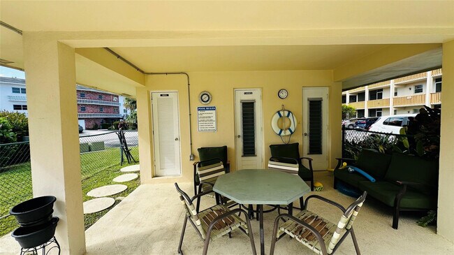 Building Photo - 651 Pine Dr