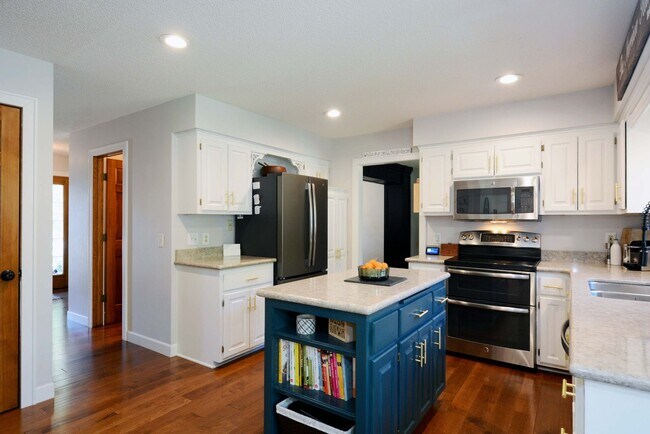 Building Photo - Beautiful 4-Bedroom Home in Vadnais Height...
