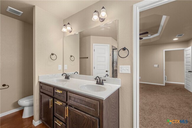 Building Photo - 314 Pointer St