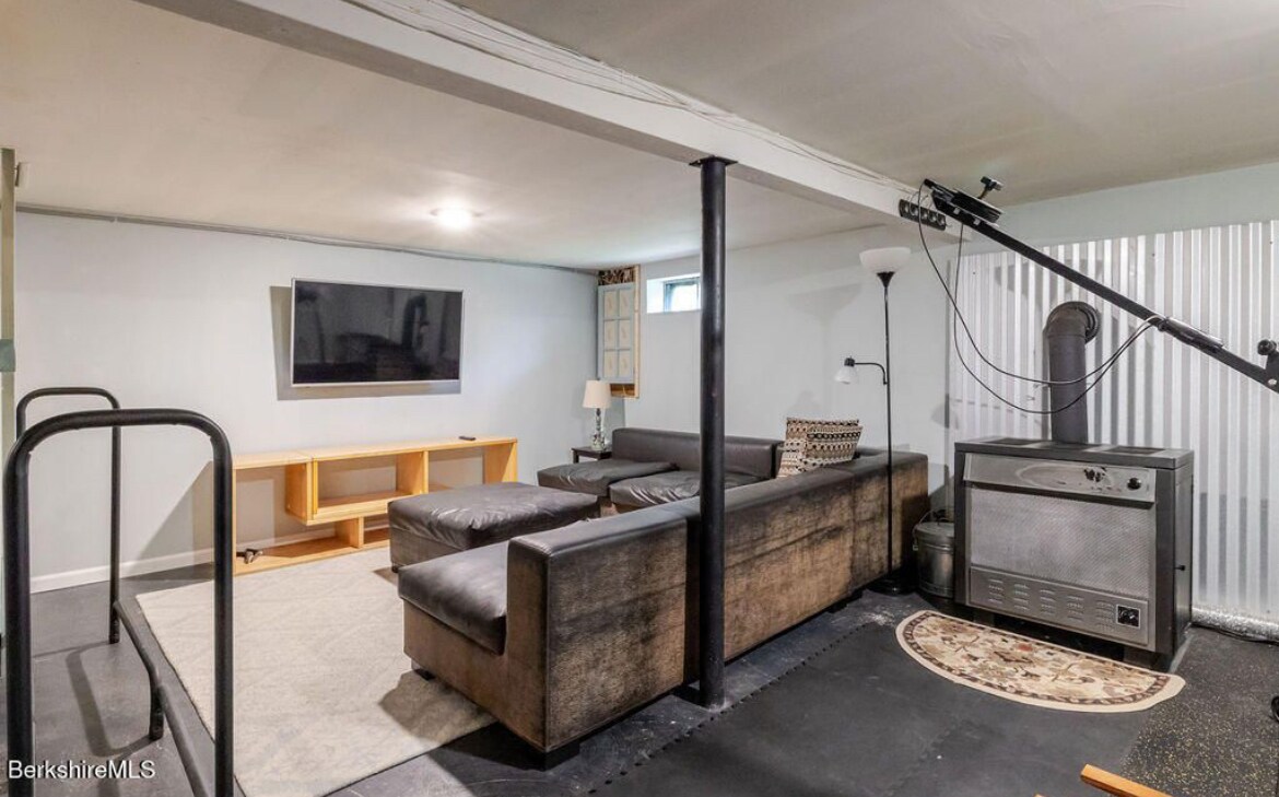 Building Photo - 230 Middle Rd