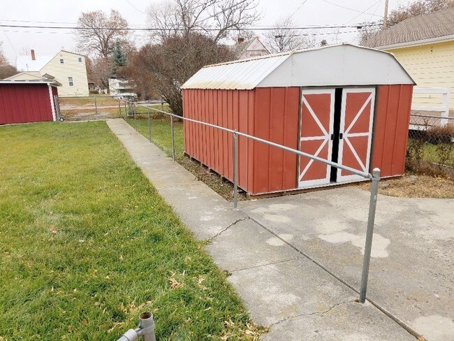Building Photo - 1 br, 1 bath House - 121 6th Ave. W