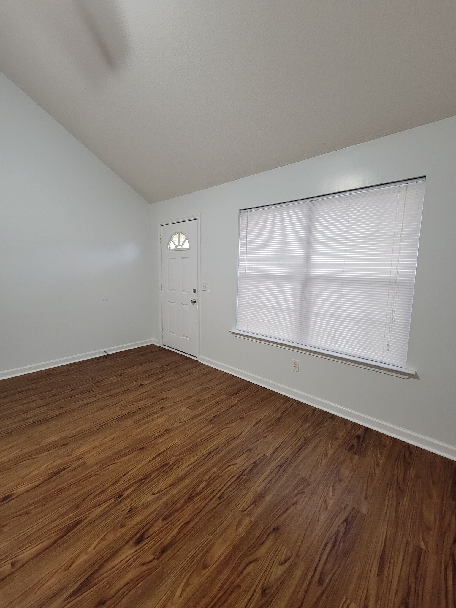 Entrance into the spacious living room with vaulted ceilings - 103 Pasofina Dr