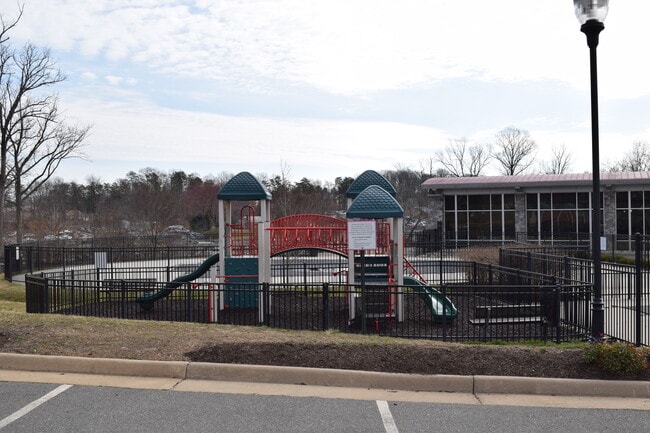 Building Photo - 2500 Eastbourne Dr