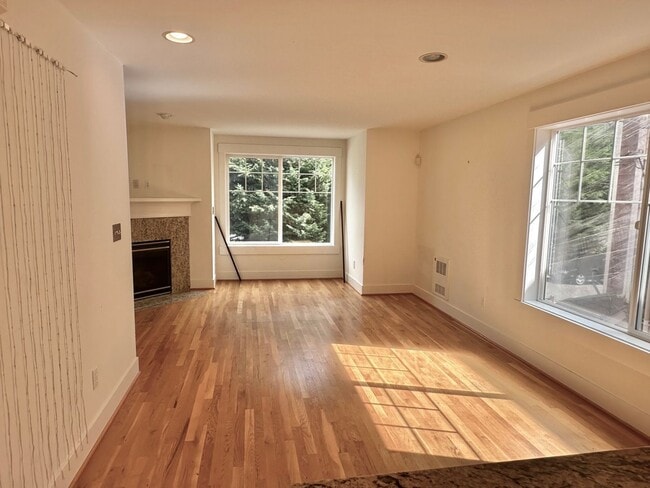 Building Photo - Lovely 3 bed Townhome in Pinehurst neighbo...