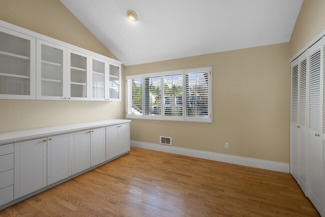 Building Photo - 2bd/1.75ba Bellevue Condo