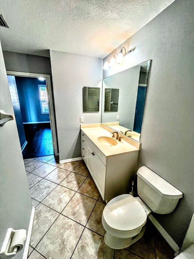 Building Photo - ANNUAL UNFURNISHED 2 bed 2 bath ground flo...