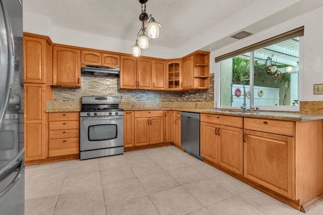 Building Photo - 1428 Camelot Dr