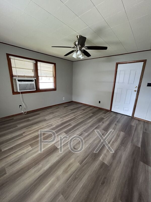 Building Photo - 302 E 7th St