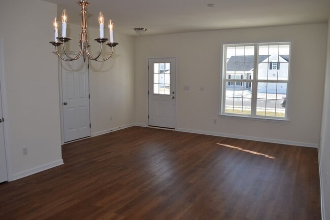 Building Photo - Spacious Duplex close to schools and shopping.