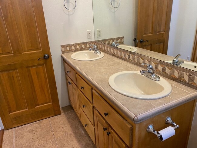 Building Photo - HOUSE - VILLAGE OF OAK CREEK