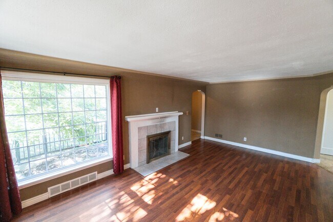Building Photo - 2527 W Walton Ave