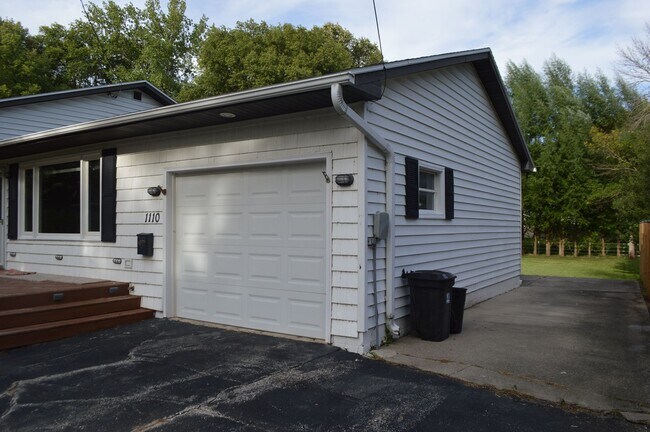 Building Photo - 1110 S Shore Dr
