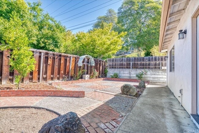 Building Photo - 5 Bedroom 3-bathroom Large single level home!