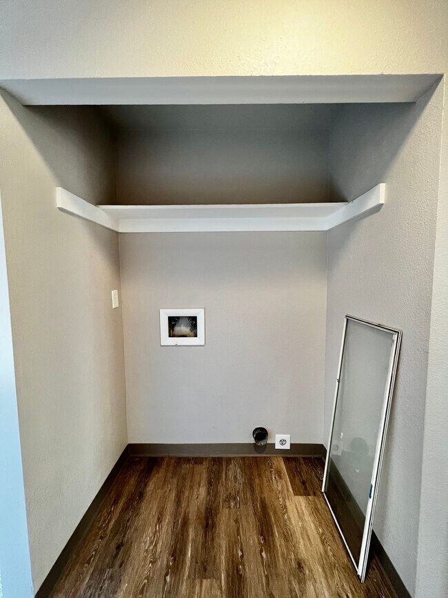 Building Photo - Larch1642 (KC-AM)