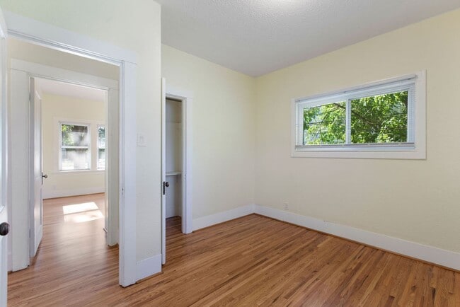 Building Photo - 2 Bedroom 1 Bath Duplex