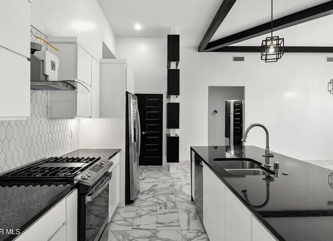 Building Photo - 13256 Coldham St