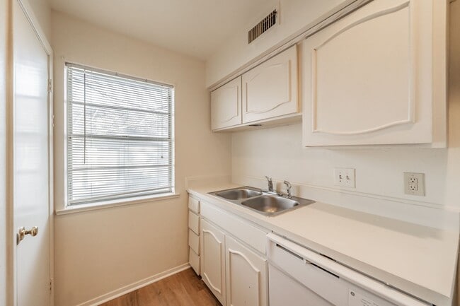 Building Photo - Updated Two Bedroom and One and Half Bathrooms apartment upstairs in the Cultural District!